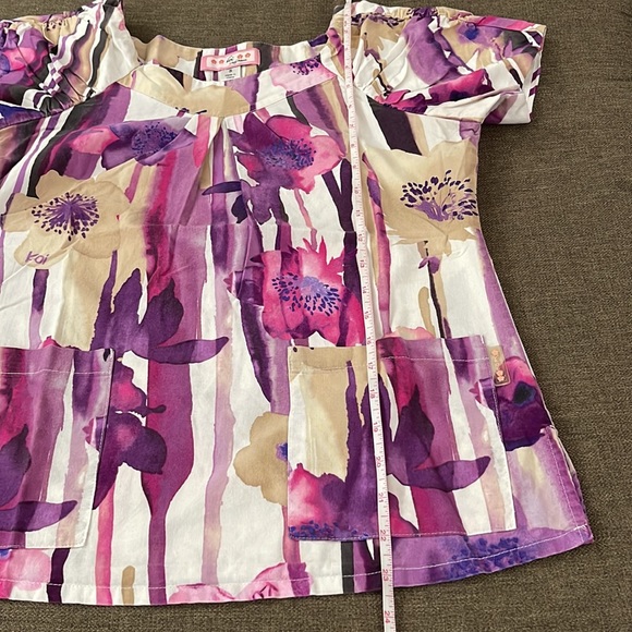 💰3 items for $25 🏷 Koi by Kathy Peterson Demi Scrub Top sz Small - Picture 14 of 14